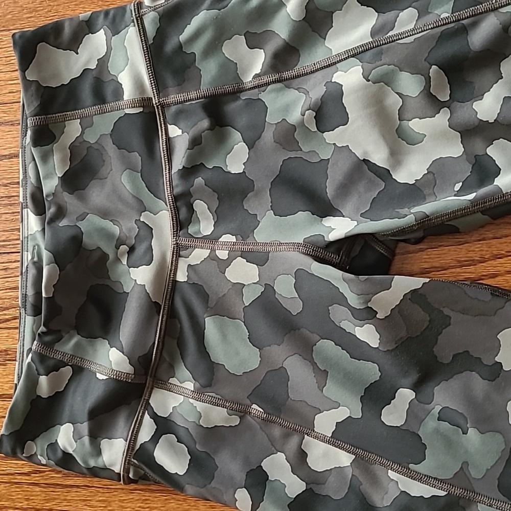 Athleta Small Petite Camo Athletic Lightening Tight Mid-Calf Leggings
